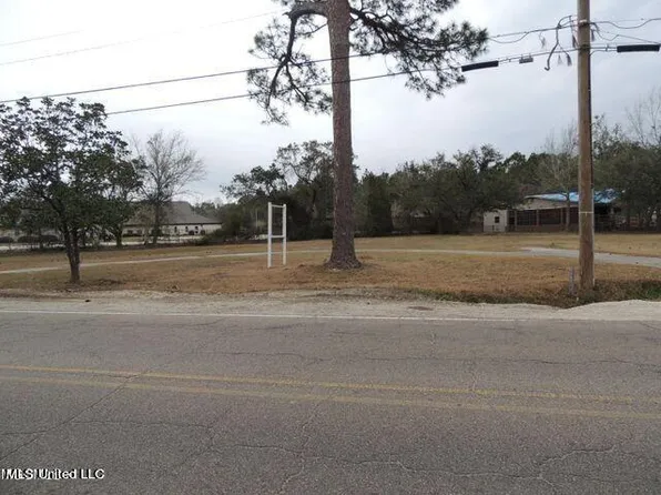 2005 Nicholson Ave, Waveland, MS 39576