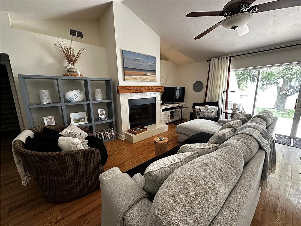 2 bed, 2.0 bath, 1797 sqft, $2,700 — Photo 3