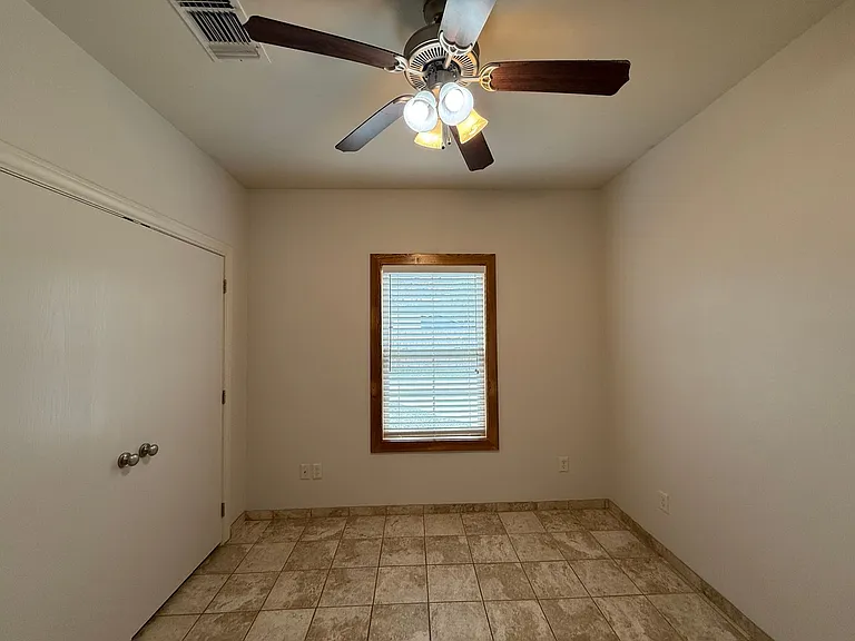 257 E Garza St — Photo 17