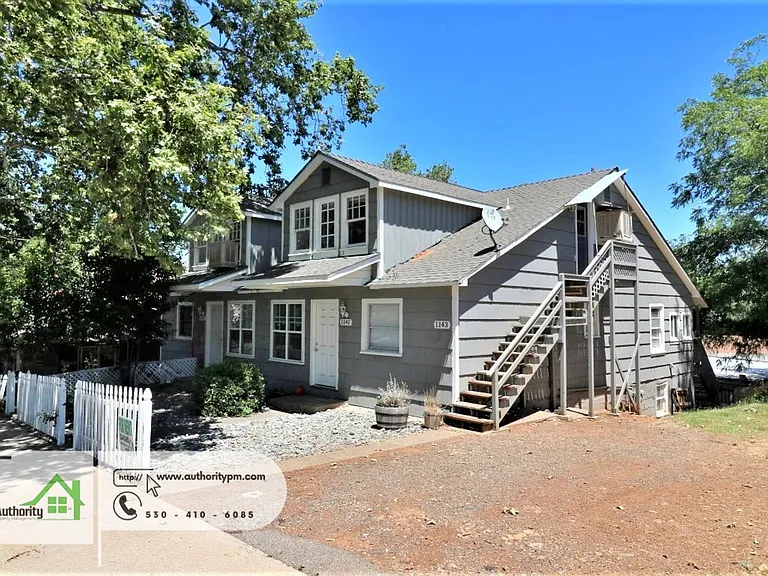 1143 Magnolia St — Photo 2