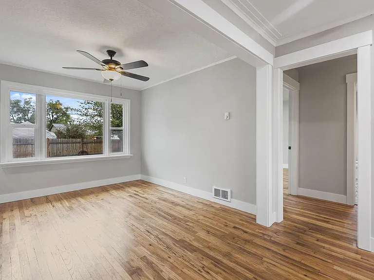 B345AG — Photo 21