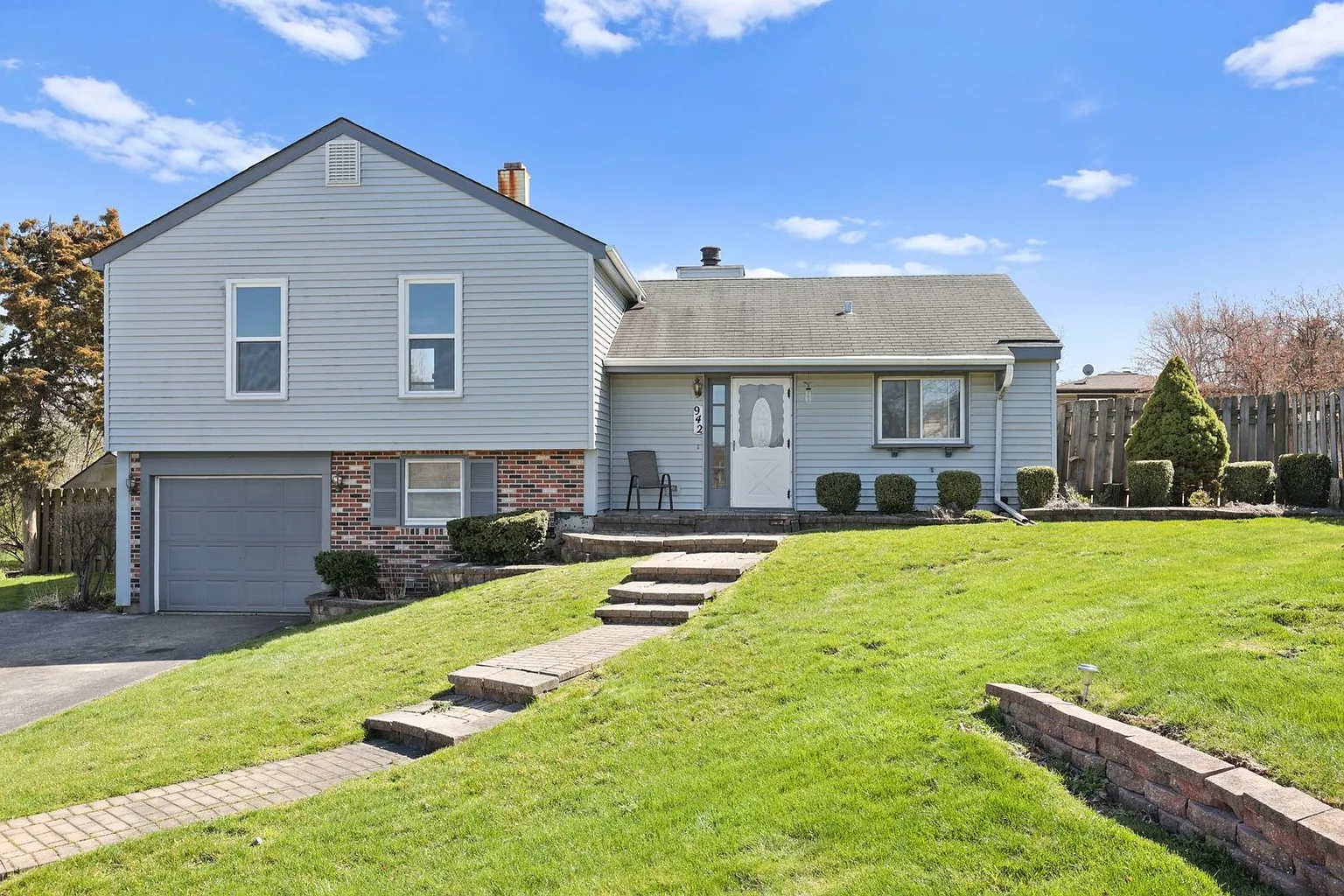 942 Maple Ct photo 1