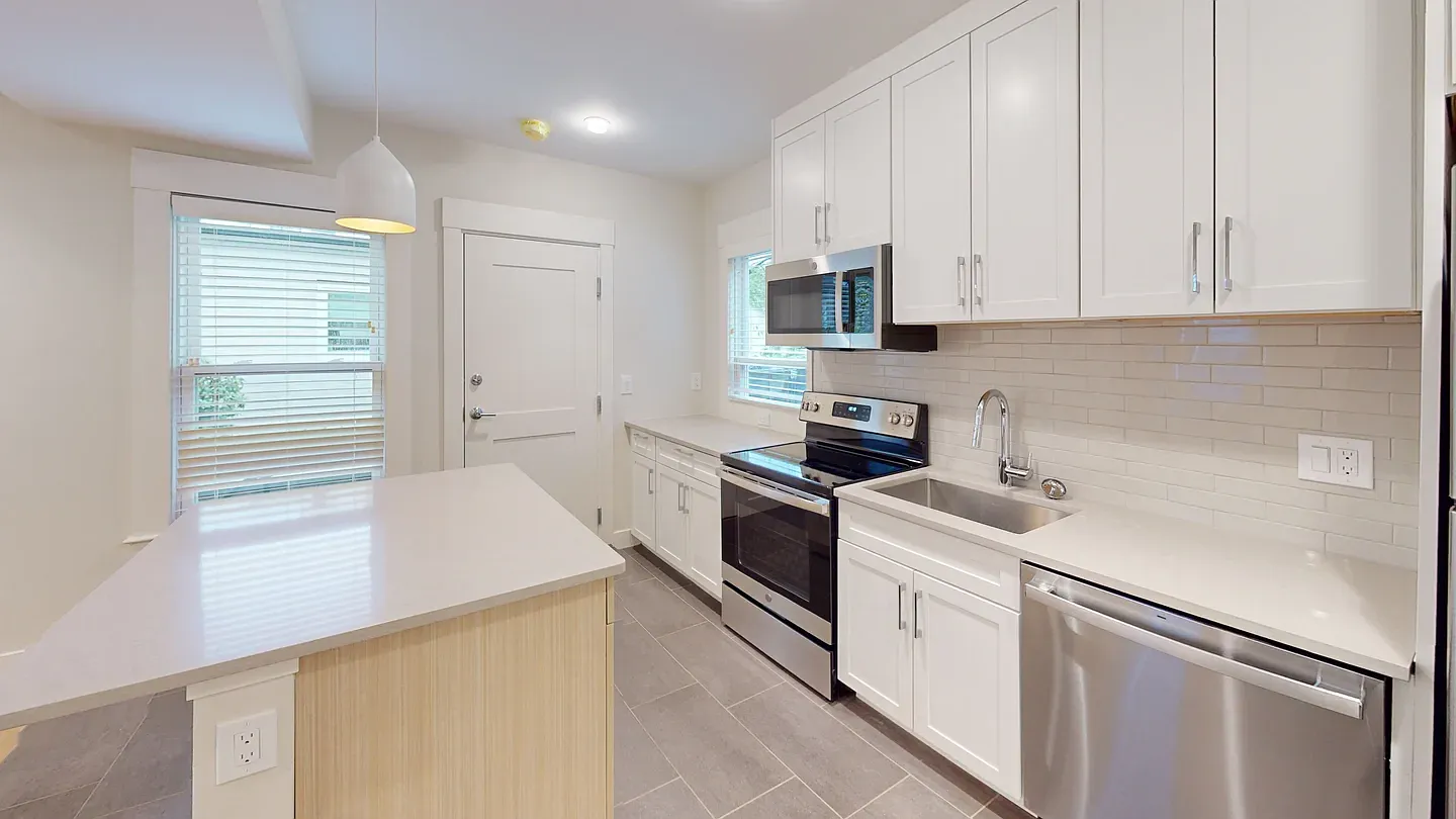 208-210 Banks — Photo 1