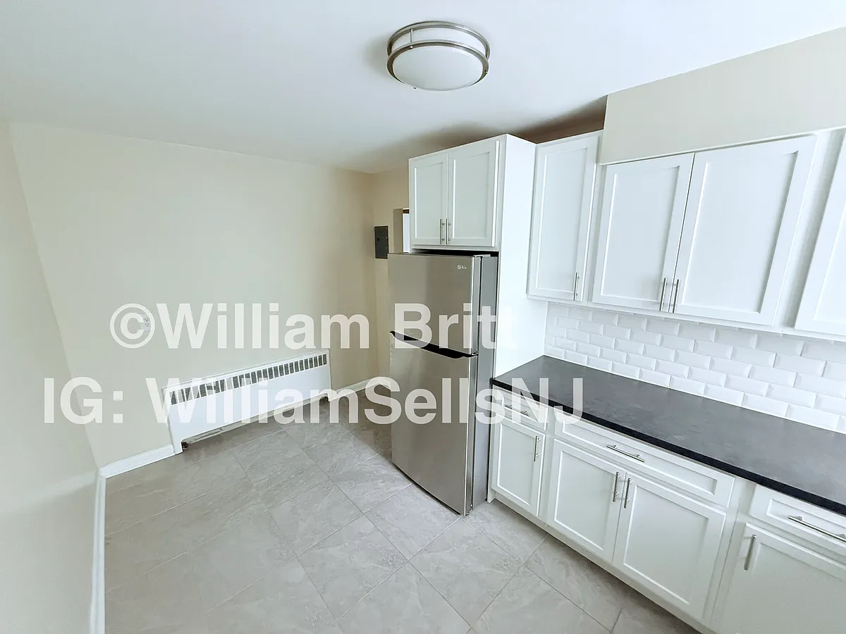 Building Photo - 200 Broad Ave #3B