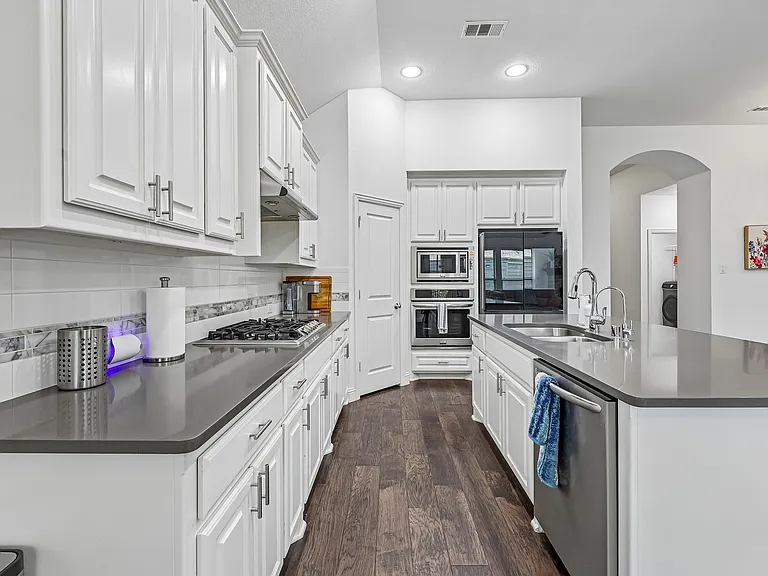 808 Parkland Dr — Photo 9