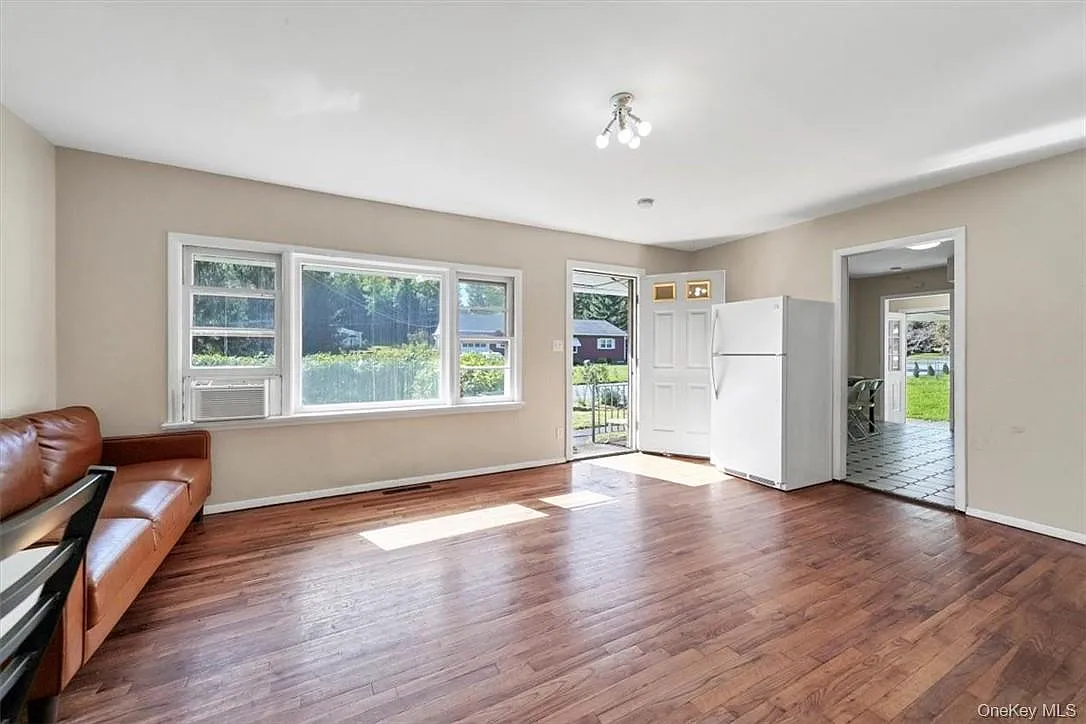 3 bed, 1.0 bath, 952 sqft, $2,000 — Photo 1