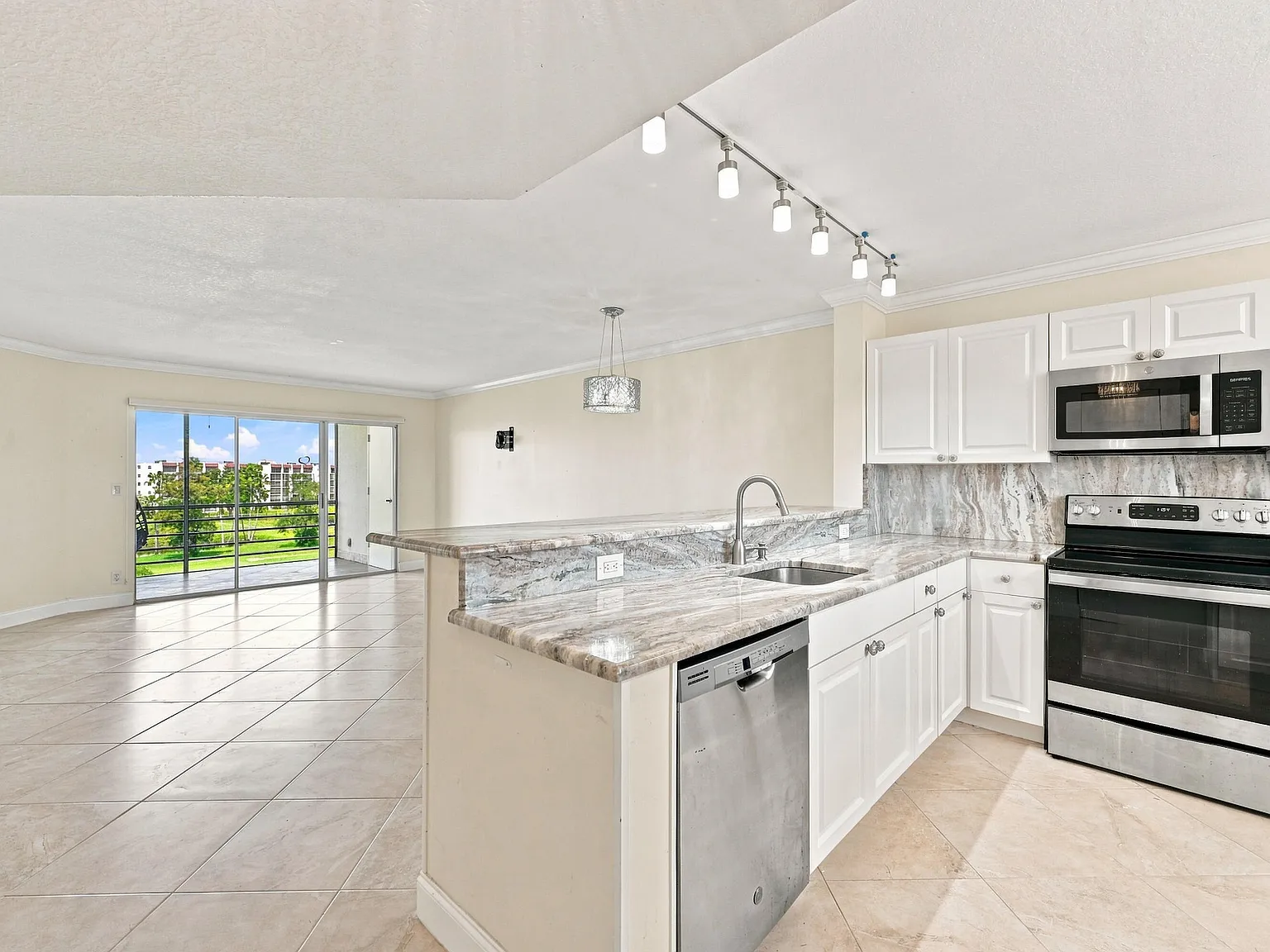 1 bed, 1.5 bath, 969 sqft, $1,950 — Photo 3