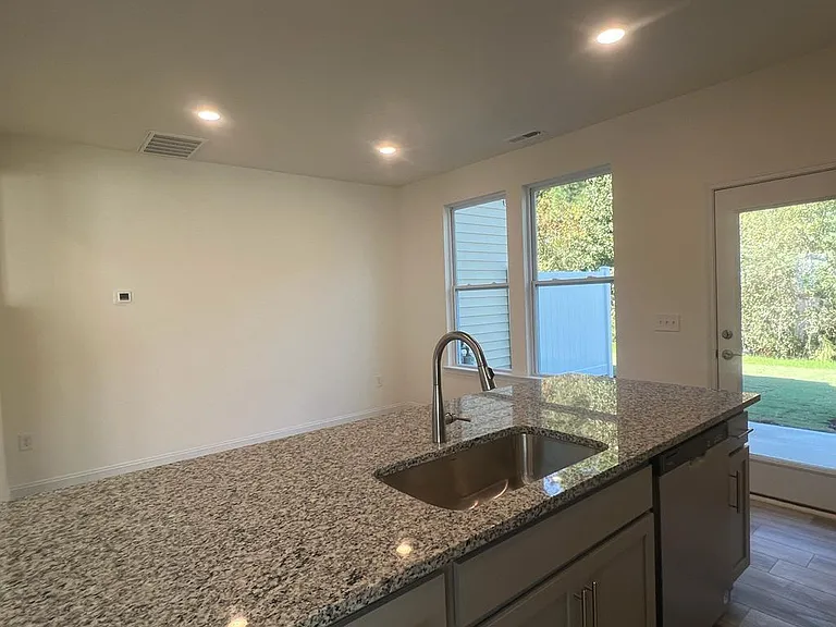 114 Wildflower Cir — Photo 5