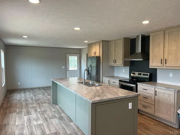 7345 Blue Ridge Dr, Hurt, VA 24563