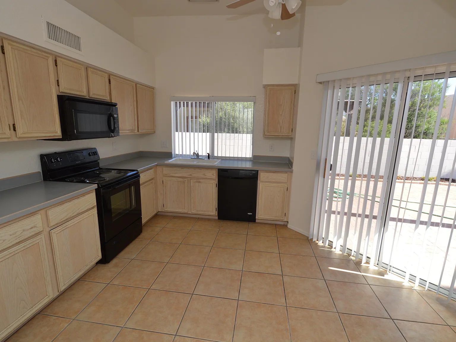 3 bed, 2.0 bath, 1343 sqft, $1,795 — Photo 3