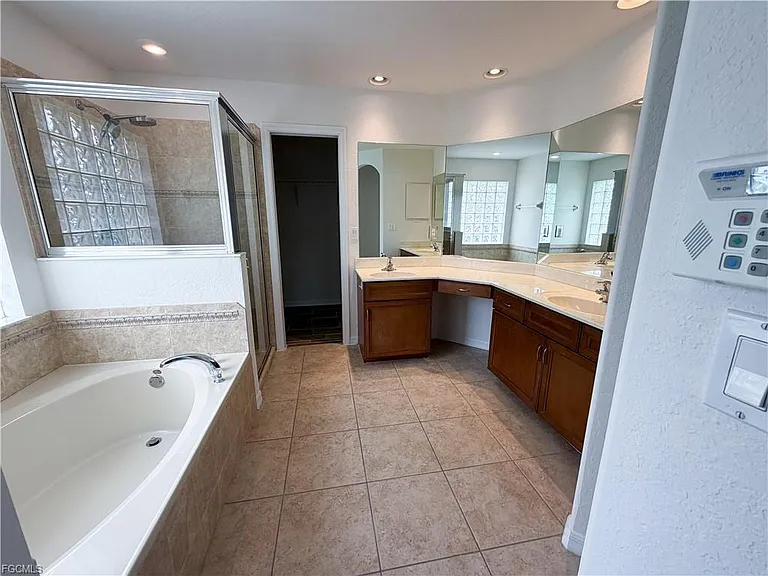 2110 SW 38th Ter — Photo 26