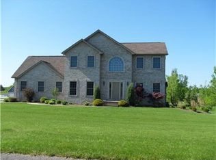 4 Hunt Dr, Grove City, PA