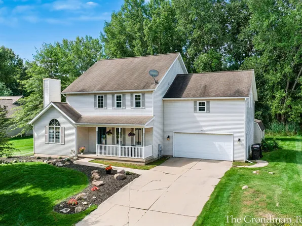 40 Rockview Dr NE, Rockford, MI 49341