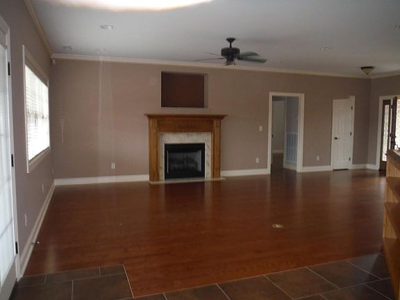 4th image of 210 Oak Brook Dr