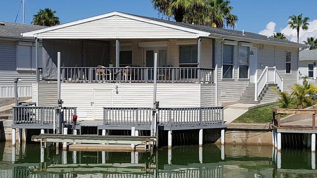 1st image of 816 E Oyster Dr
