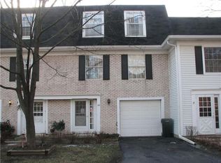 64 Oak Valley Dr, Cary, IL 60013