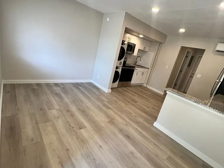 211 SW 8th St — Photo 9