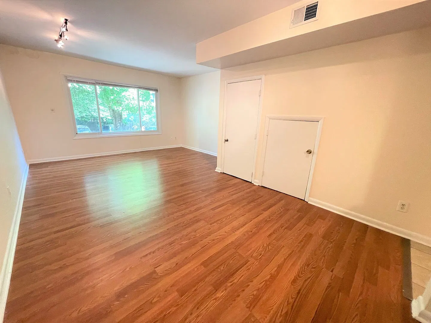 Walk to Campus from Chancellor Square! Updated 2br 2ba townhome-style condo just minutes to UNC! — Photo 2