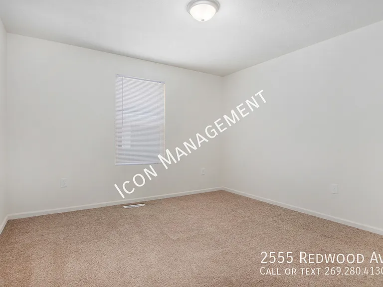 2555 Redwood Ave — Photo 9