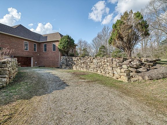 5th image of 890 Malone Ln