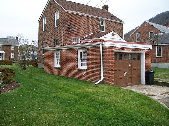3rd image of 150 Parkway Dr