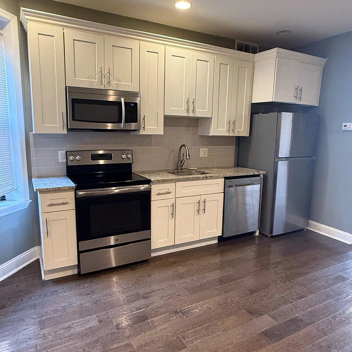 2 bed, 1.0 bath, 3495 sqft, $1,300 — Photo 3
