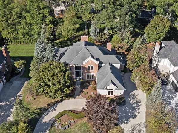 2928 Vineyards Dr, Troy, MI 48098