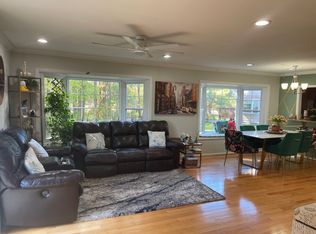 16 Iris Ct, Edison, NJ 08820