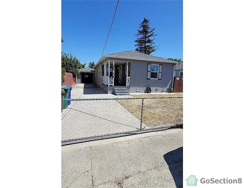 2400 Merritt Ave photo 1