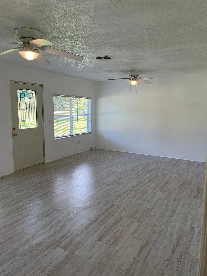 Adorable 3 Bed 1.5 Bath House In Lakeland Available For Rent *Move-In Special* — Photo 4