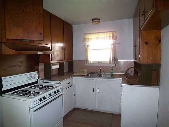 5th image of 313 Pebble Dr