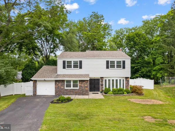 4 Balsam Pl, Lafayette Hill, PA 19444