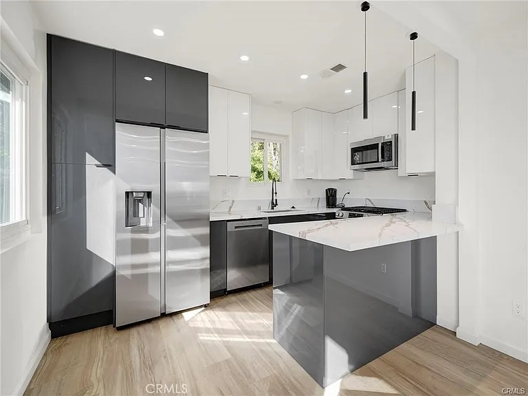 727 Robinson St — Photo 3