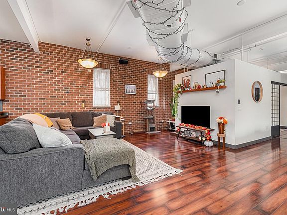 5th image of 18 E Sunbury St