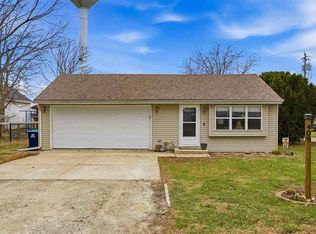 409 Iowa St, Hills, IA 52235