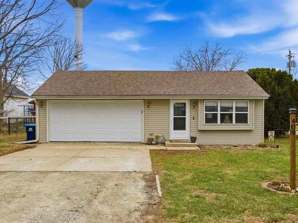 409 Iowa St, Hills, IA 52235