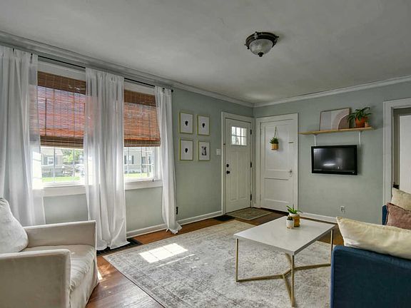 3rd image of 3204 Bellevue St