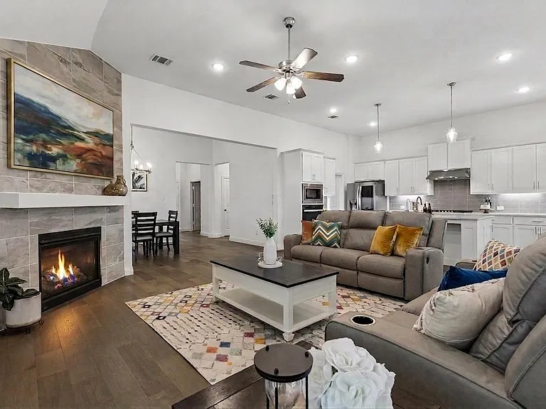 So open to the main areas including kitchen and a formal dining or breakfast area.