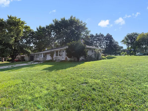 621 Hiawatha Dr, Elgin, IL 60120