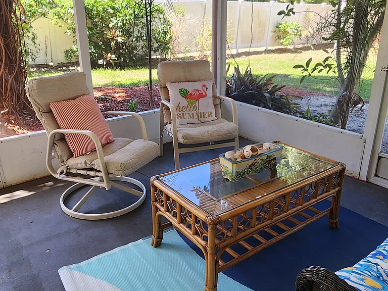 ahh..here is the lovely screened lanai..