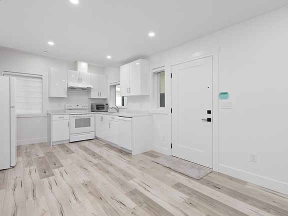 5th image of 2531 E 46th Ave