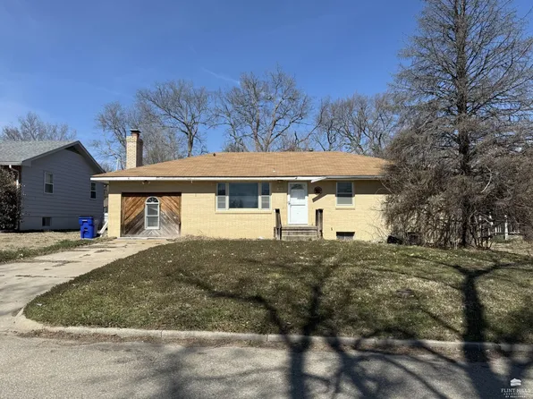 506 Coronado Dr, Junction City, KS 66441