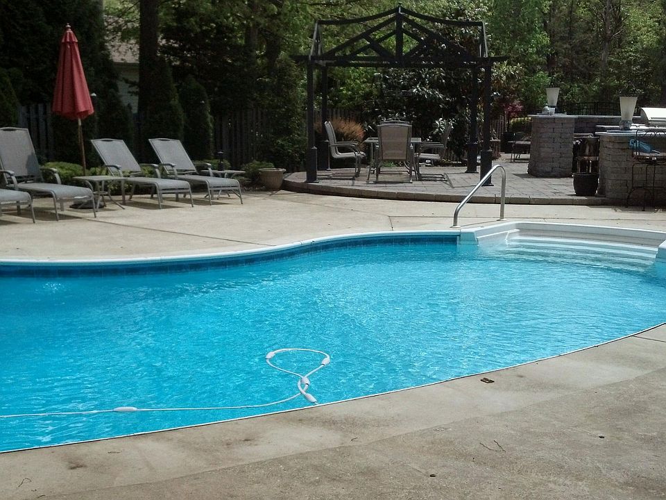 2nd image of 1401 Woodland Ct