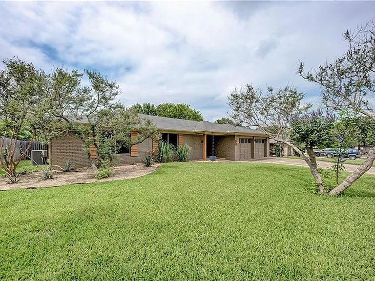 402 Greenwood Dr — Photo 4
