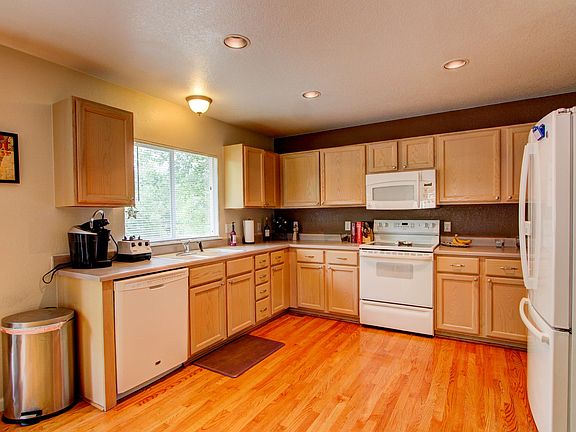 Spacious Kitchen 