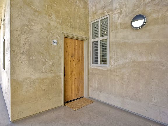 4th image of 801 W Hawthorn St Unit 104