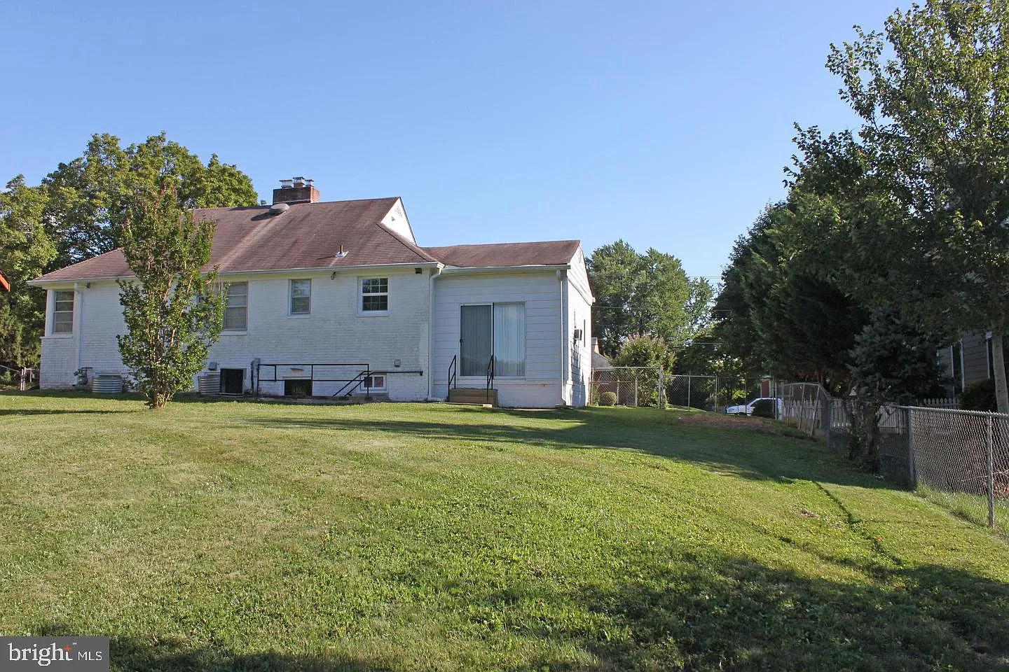 5 bed, 2.0 bath, 2633 sqft, $4,200 — Photo 3