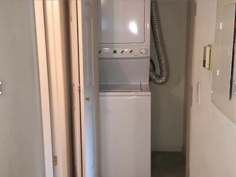 washer dryrer in unit