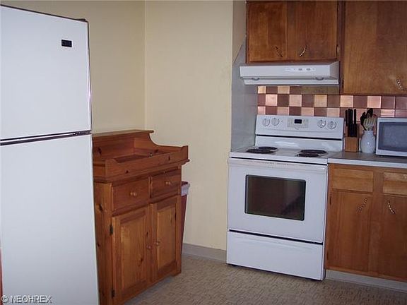 4th image of 874 Cleveland Ave