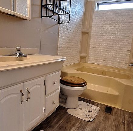 5th image of 221 W 57th St #B31